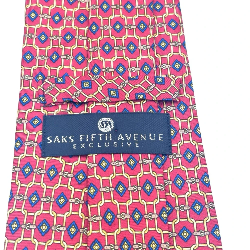 Saks Fifth Avenue Excl. 100% Imported Silk Short Mens Necktie Red Chain 3.75 56L